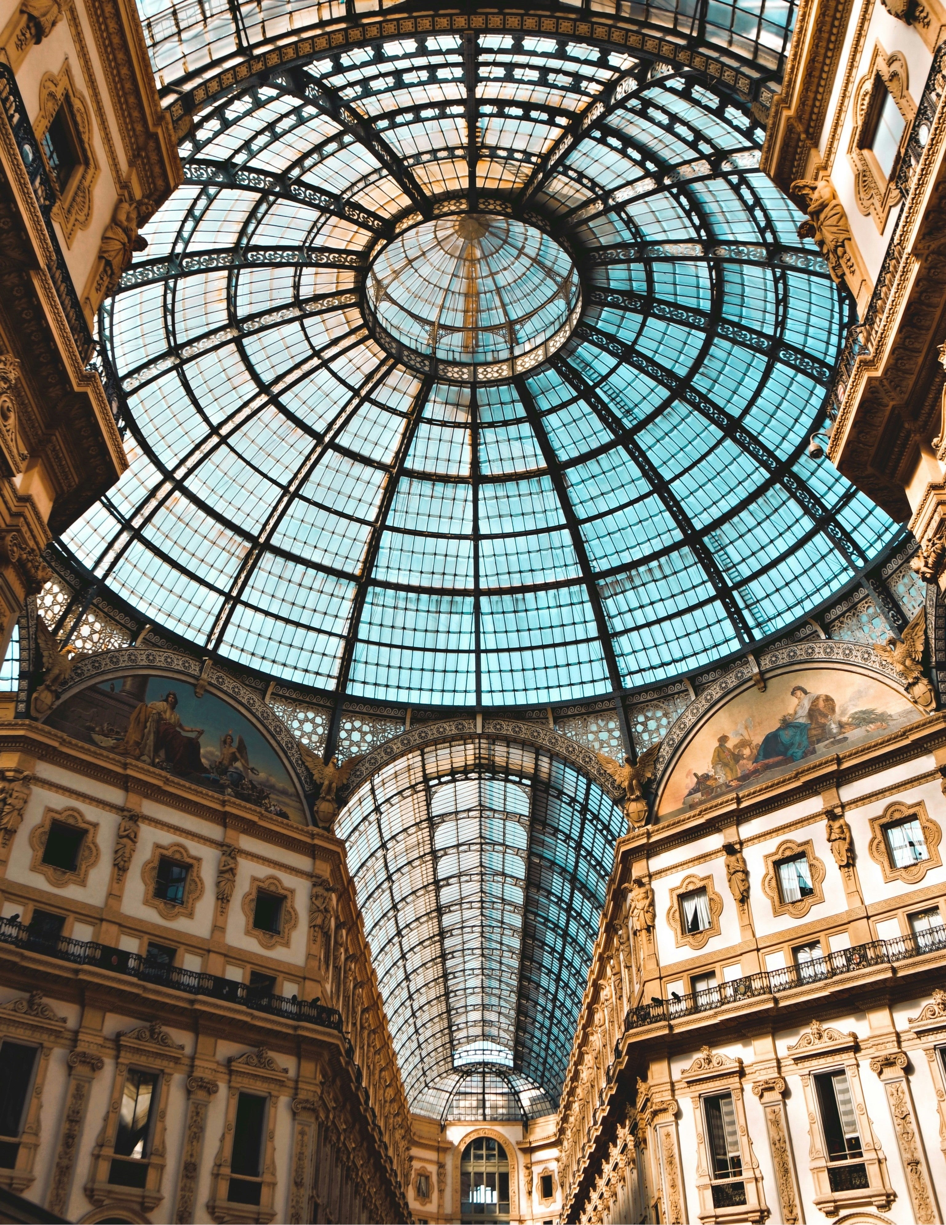 Vista della Galleria Vittorio Emanuele II a Milano, simbolo di eleganza italiana e patrimonio culturale, ispirazione per le scarpe italiane Poiché Milano.