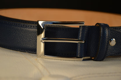 Cintura uomo Poiché Milano in pelle deluxe con motivo, color Vintage Blu 35mm, in una ripresa ravvicinata che mette in evidenza la qualità e il design sofisticato. Cintura di pelle italiana di alta qualità, elegante e perfetta per aggiungere un tocco di lusso e stile al tuo look.