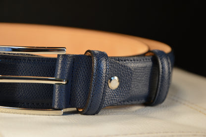 Cintura uomo Poiché Milano in pelle deluxe con motivo, color Vintage Blu 35mm, in una ripresa ravvicinata. Cintura di pelle italiana di alta qualità, elegante e sofisticata, perfetta per aggiungere un tocco di lusso e stile al tuo look.