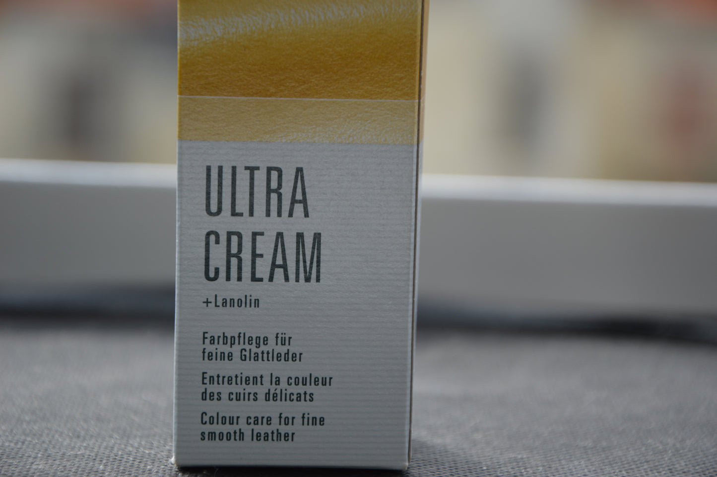 Confezione di Collonil Ultra Cream, in una ripresa ravvicinata.