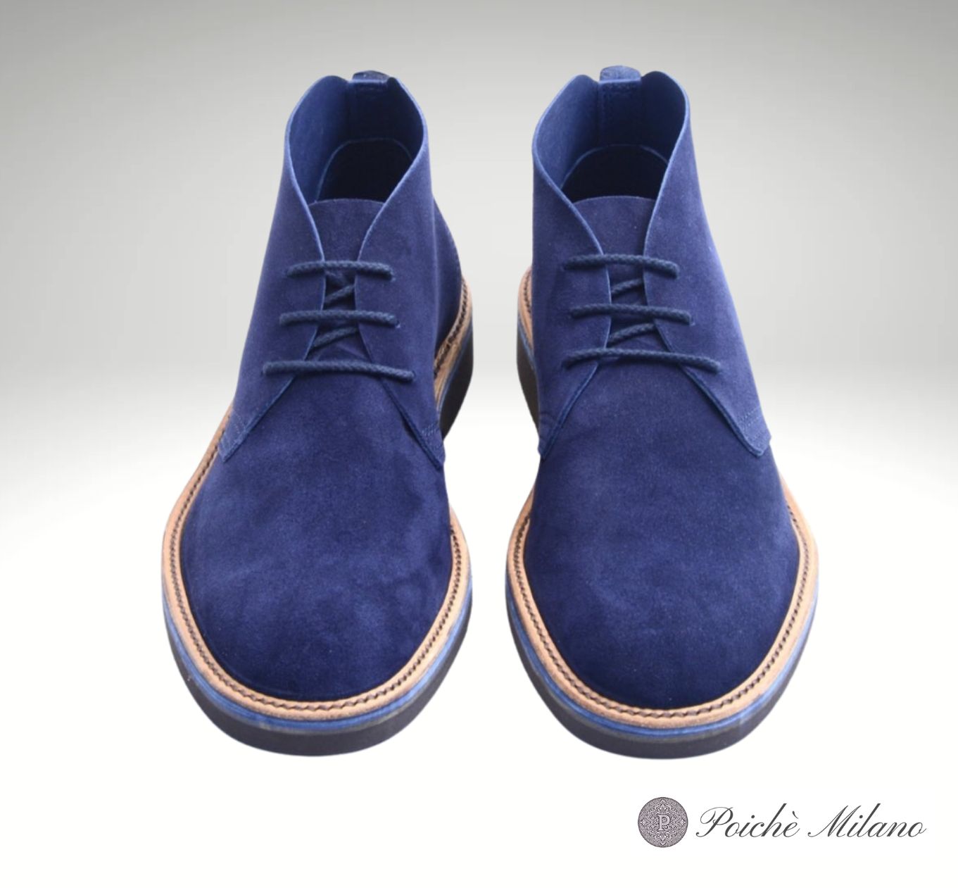 Scarpe eleganti uomo Poiché Milano, realizzate in pelle di alta qualità con design sofisticato, evidenziato dal logo Poiché Milano su sfondo bianco. Scarpe italiane di lusso, per un'eleganza senza tempo.