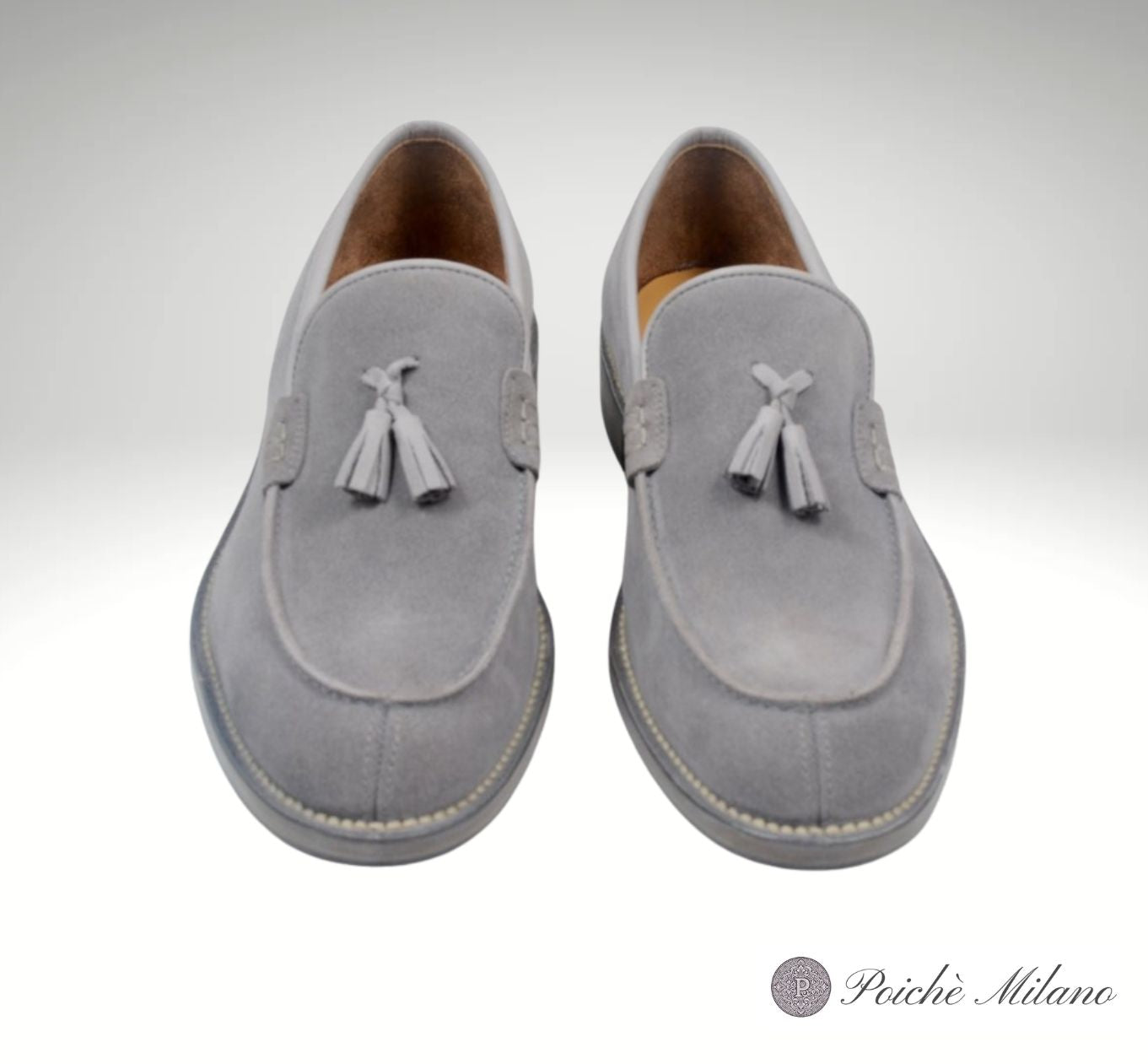 Scarpe eleganti uomo Poiché Milano: realizzate in pelle di alta qualità, con design sofisticato e logo Poiché Milano su sfondo bianco. Scarpe italiane di lusso, perfette per uno stile raffinato.