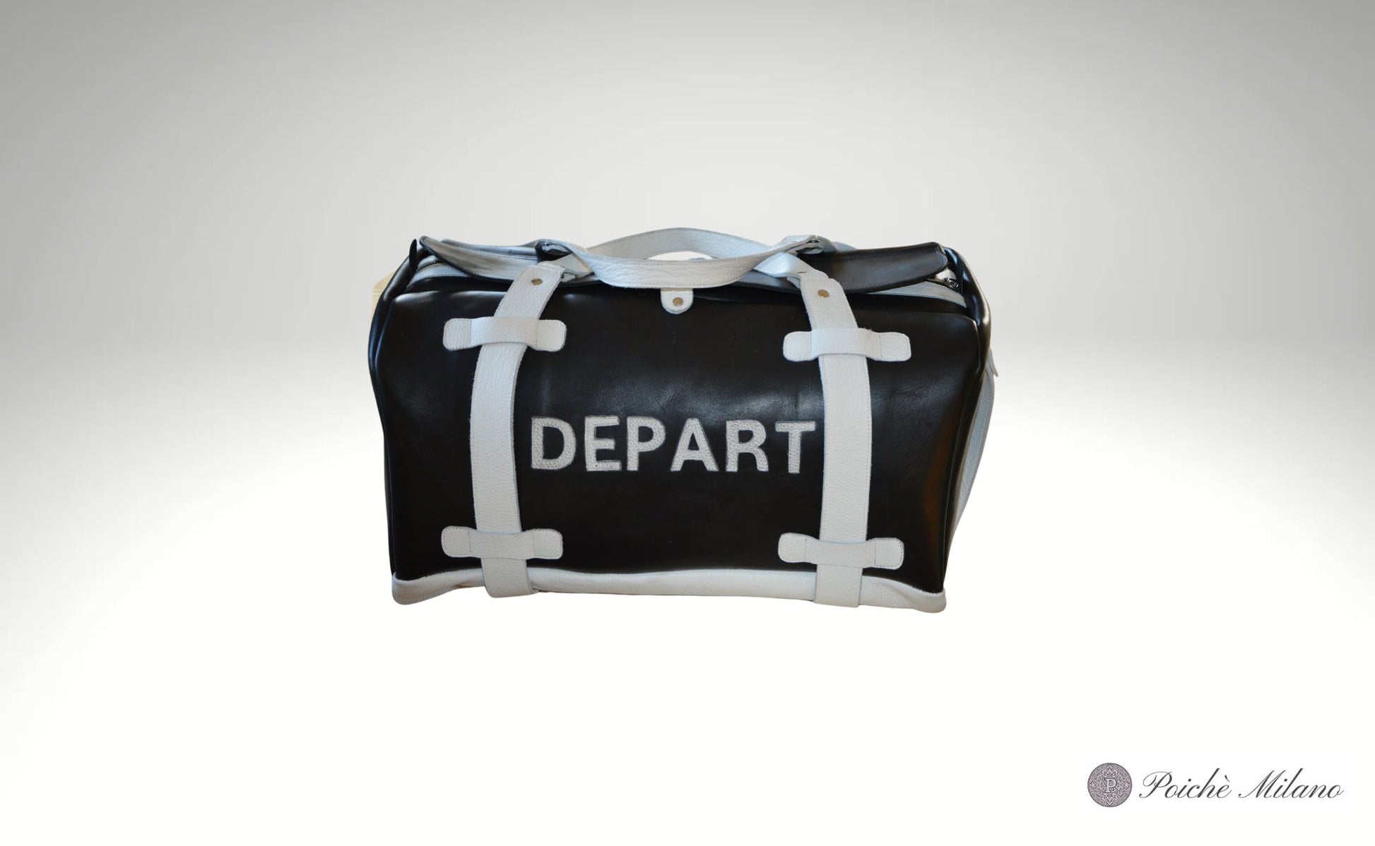 Borsa da viaggio in pelle bianca e nera di Poiché Milano con la scritta "DEPART" su sfondo bianco con un delicato gradiente.